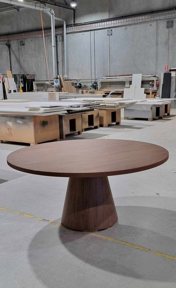 Berk dining table