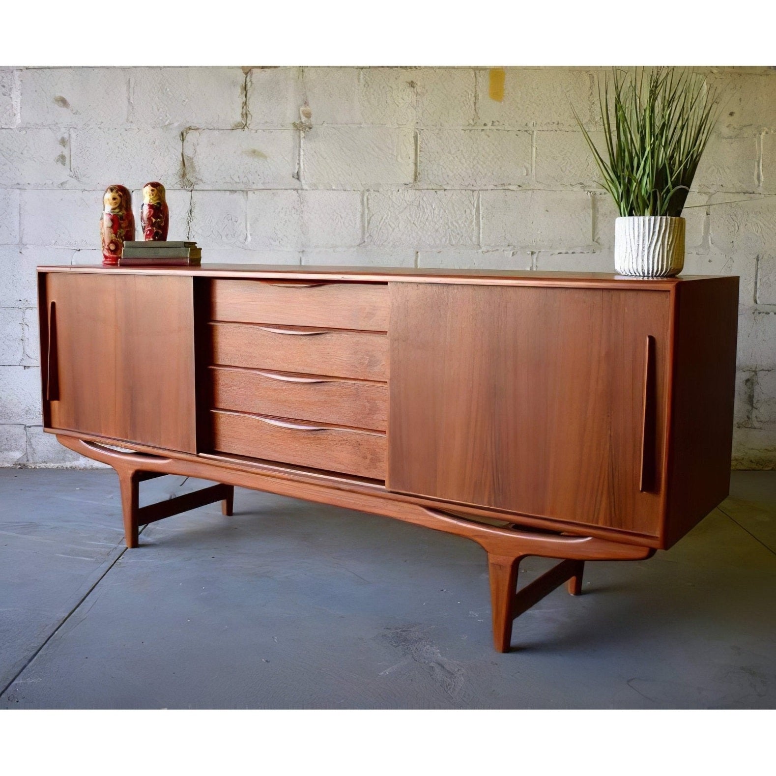 Dereek Credenza M Sideboard