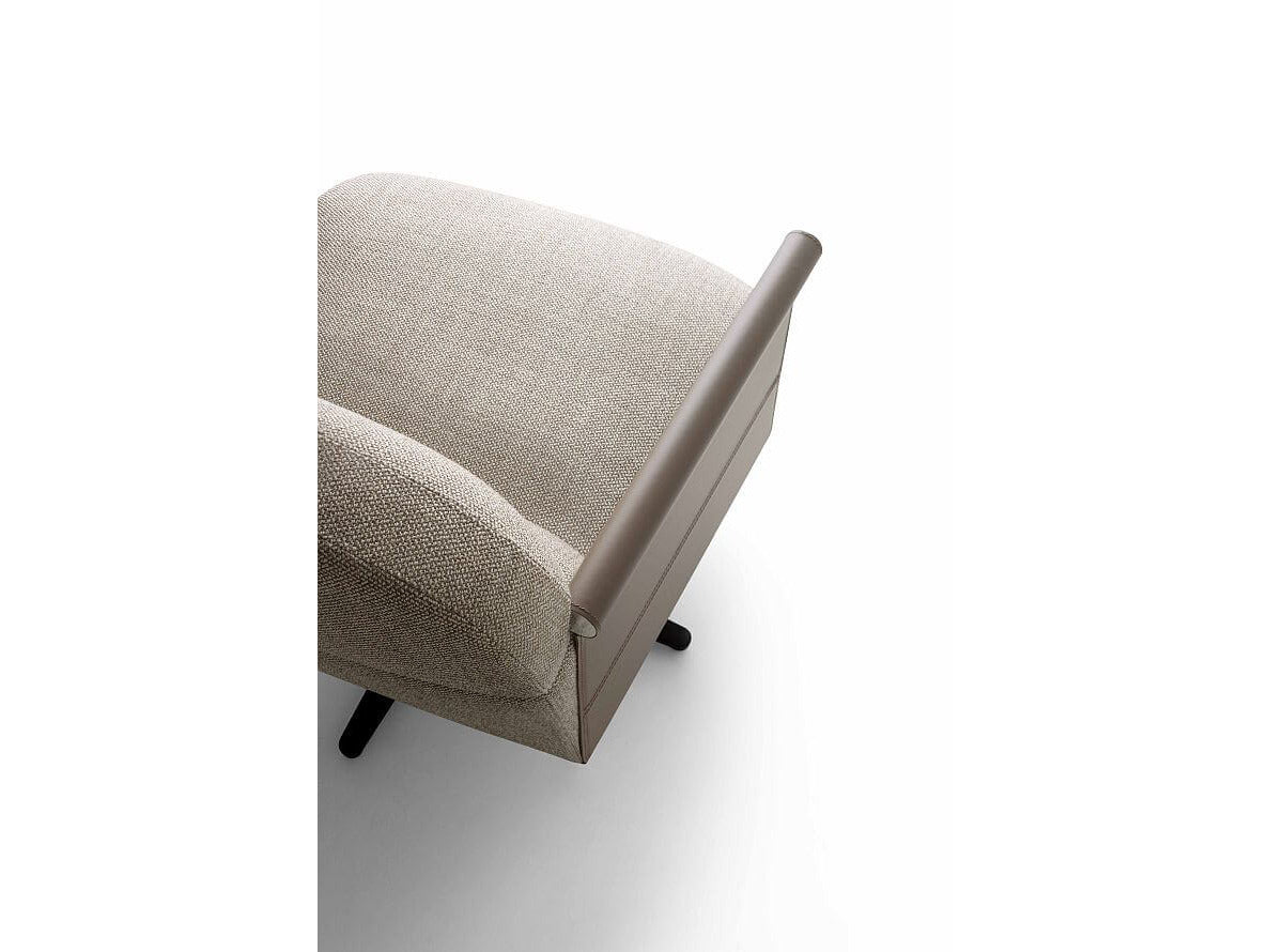 Giri Swivel Lounge Chair