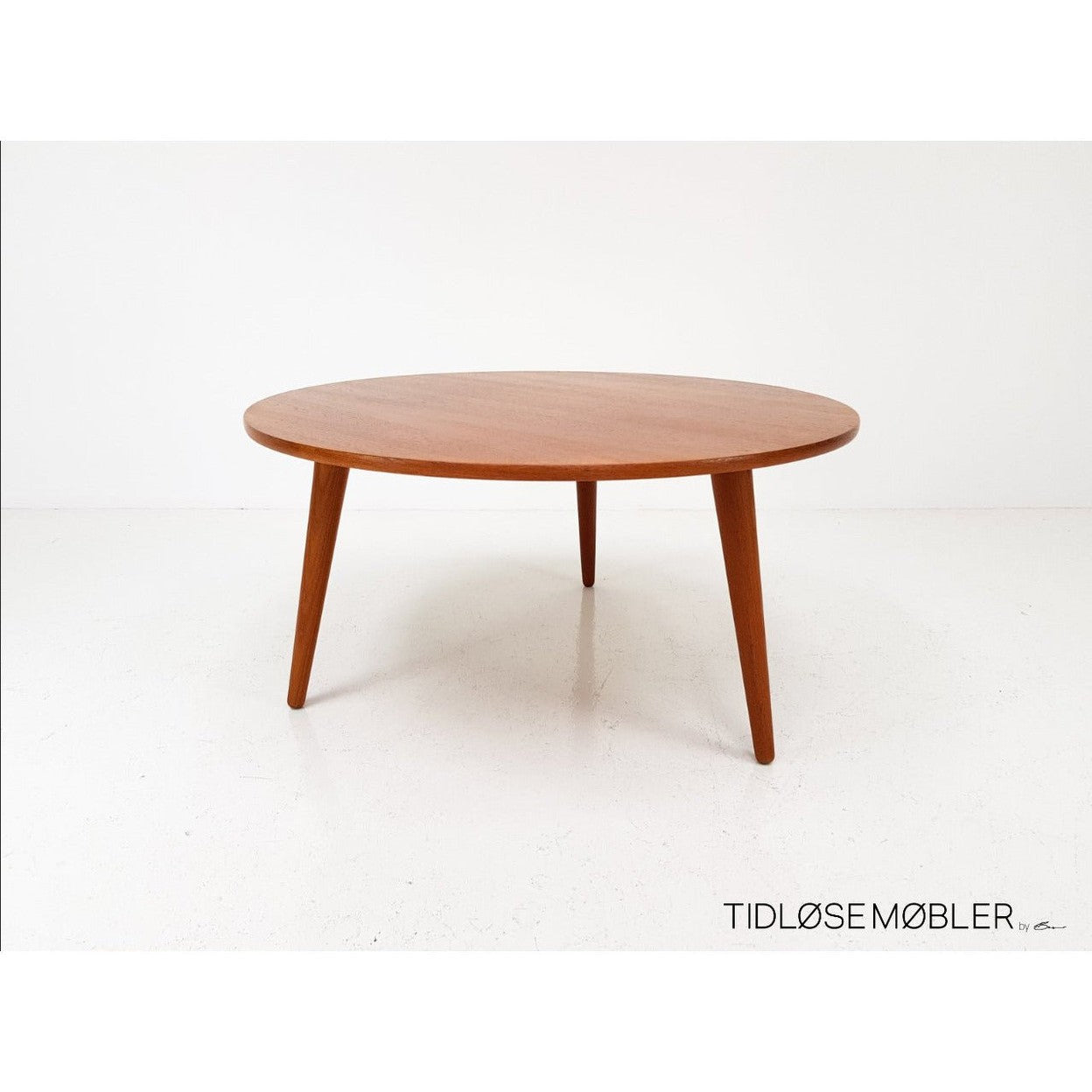 KiL Minimal Center Table in Teak
