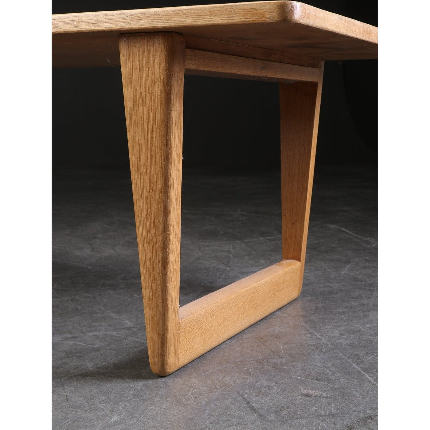 Kruk Dining Table