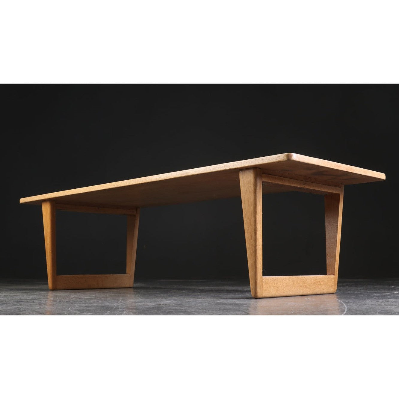 Kruk Dining Table