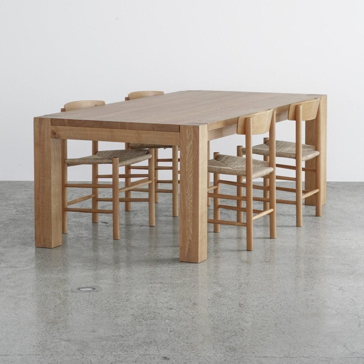 Mesnik Dining Table