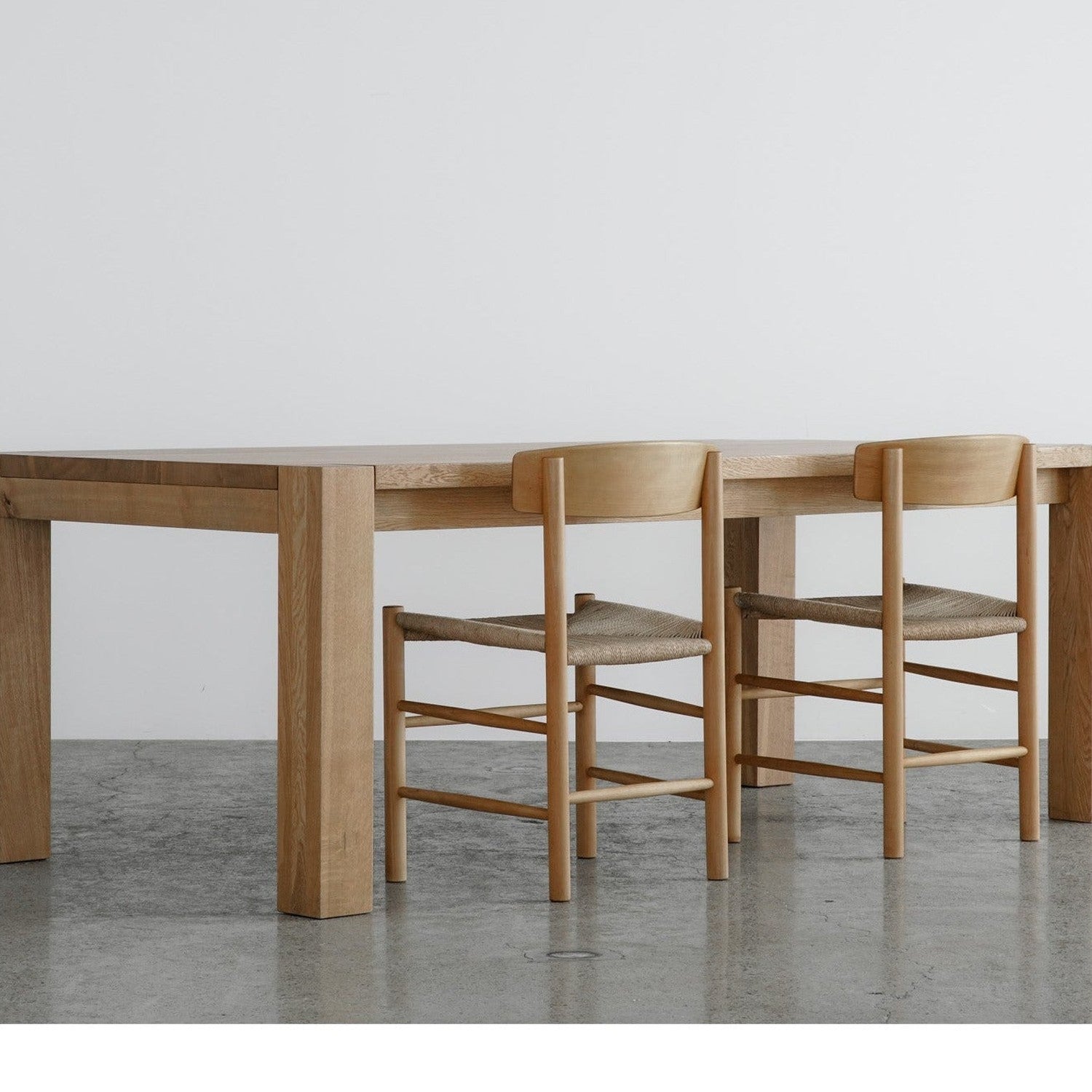 Mesnik Dining Table