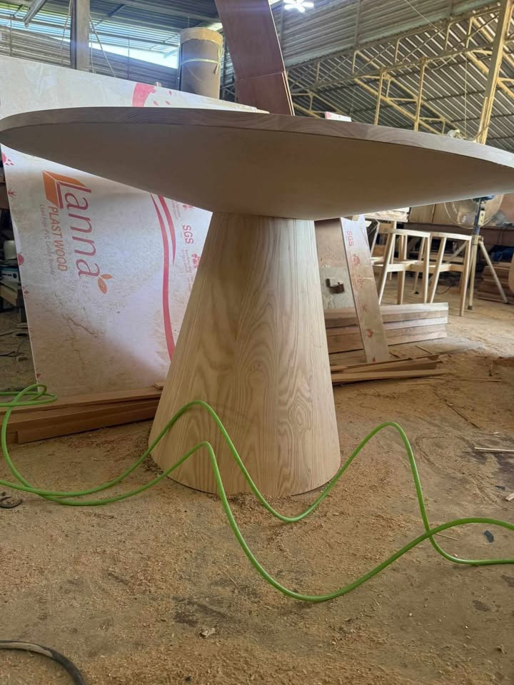 Berk dining table