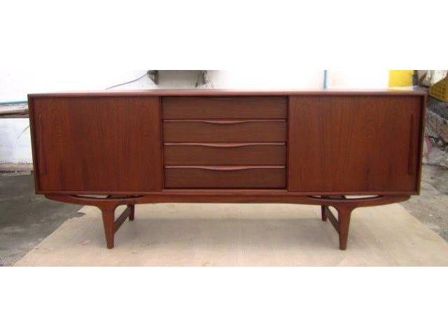 Dereek Credenza M Sideboard