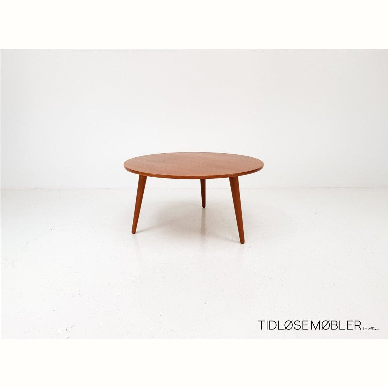 KiL Minimal Center Table in Teak