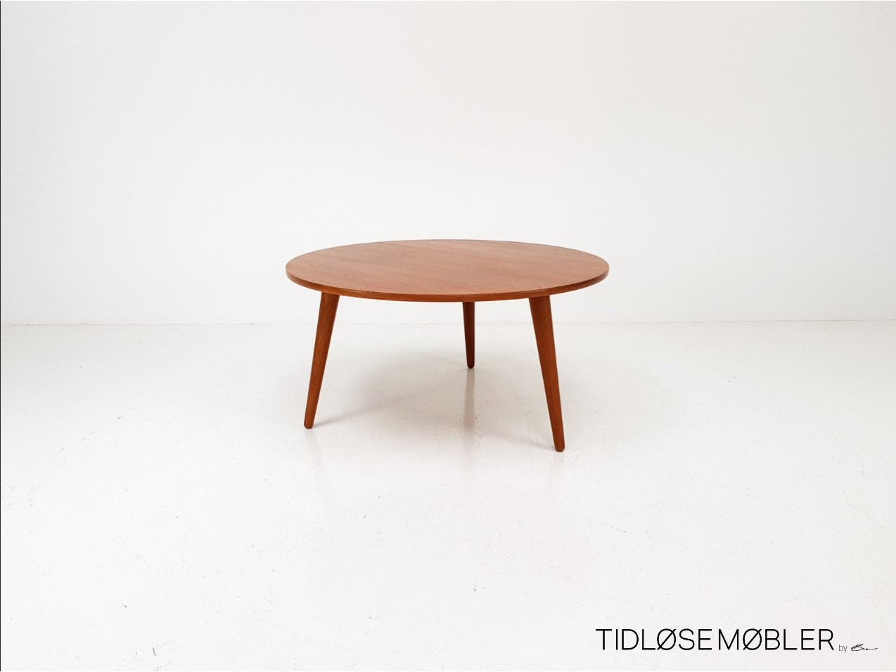 KiL Minimal Center Table in Teak