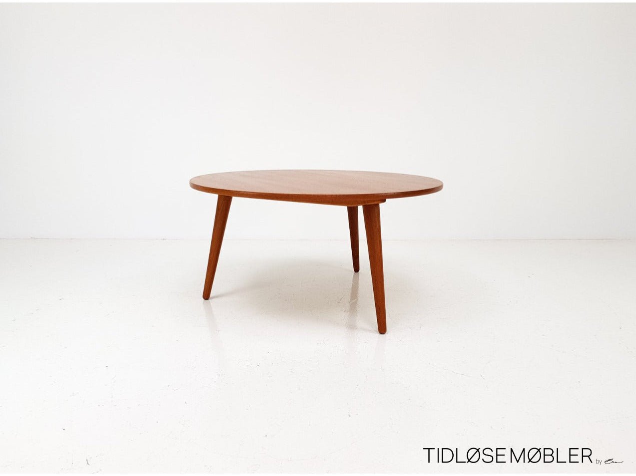 KiL Minimal Center Table in Teak