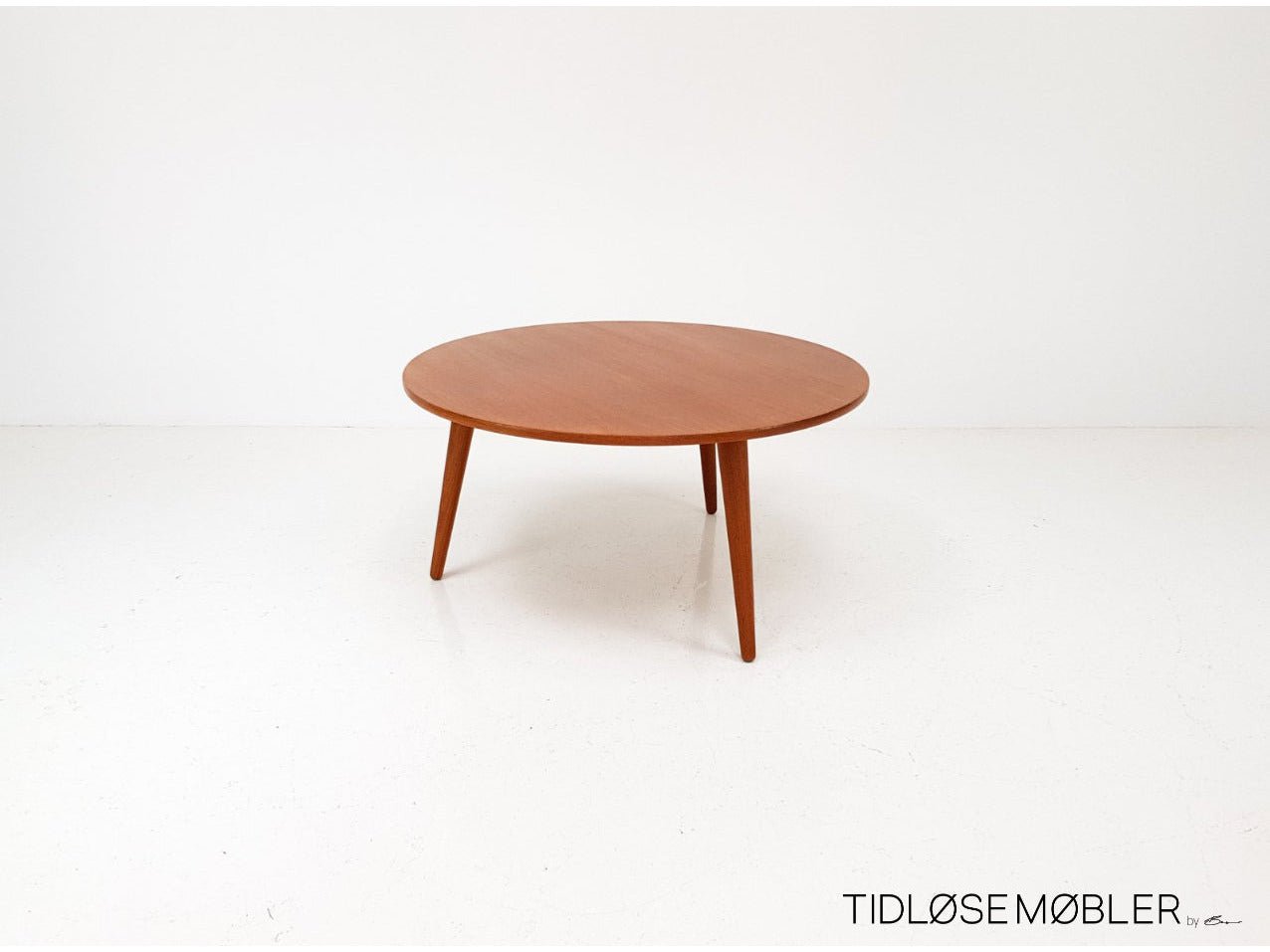 KiL Minimal Center Table in Teak