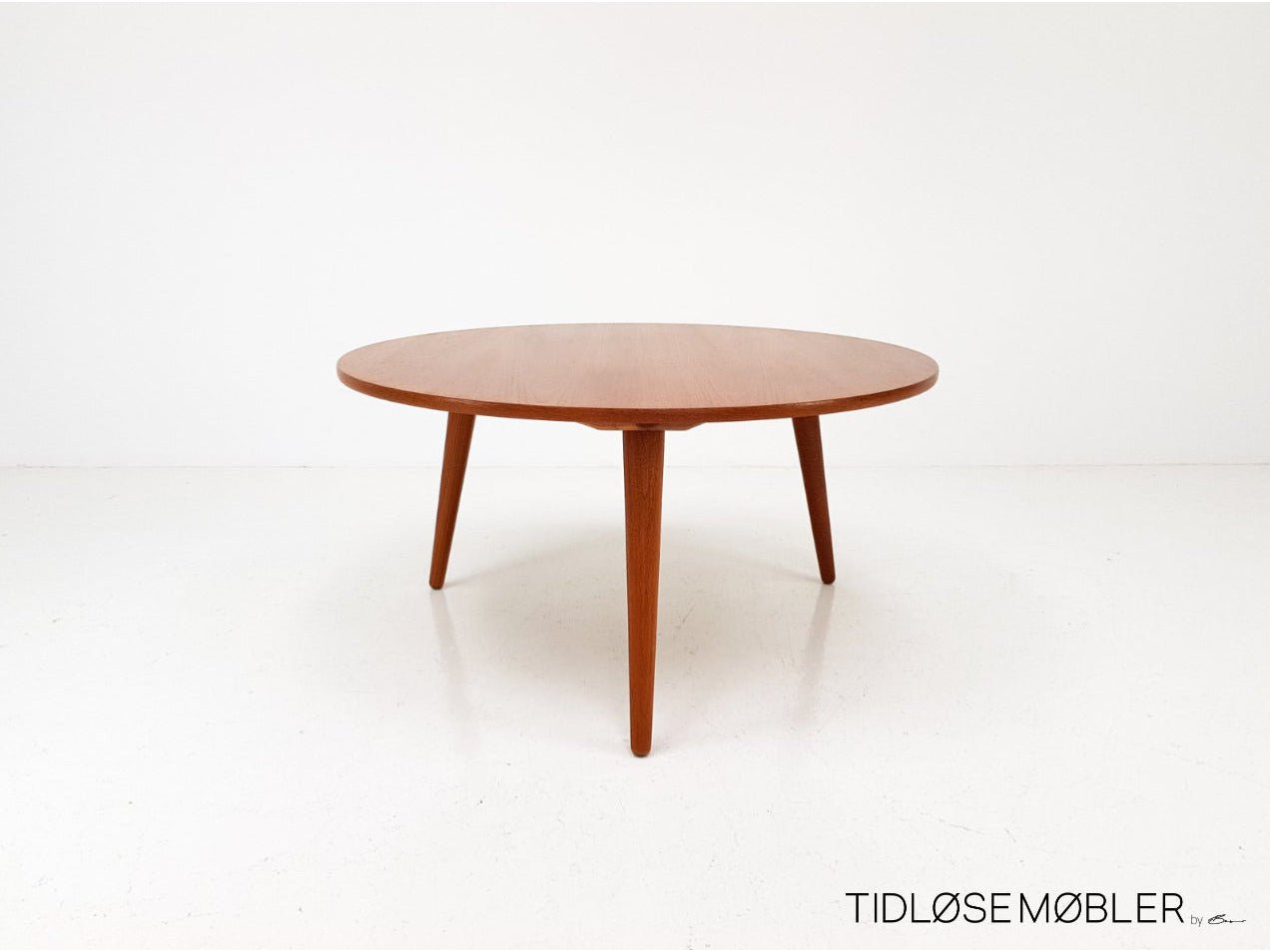 KiL Minimal Center Table in Teak