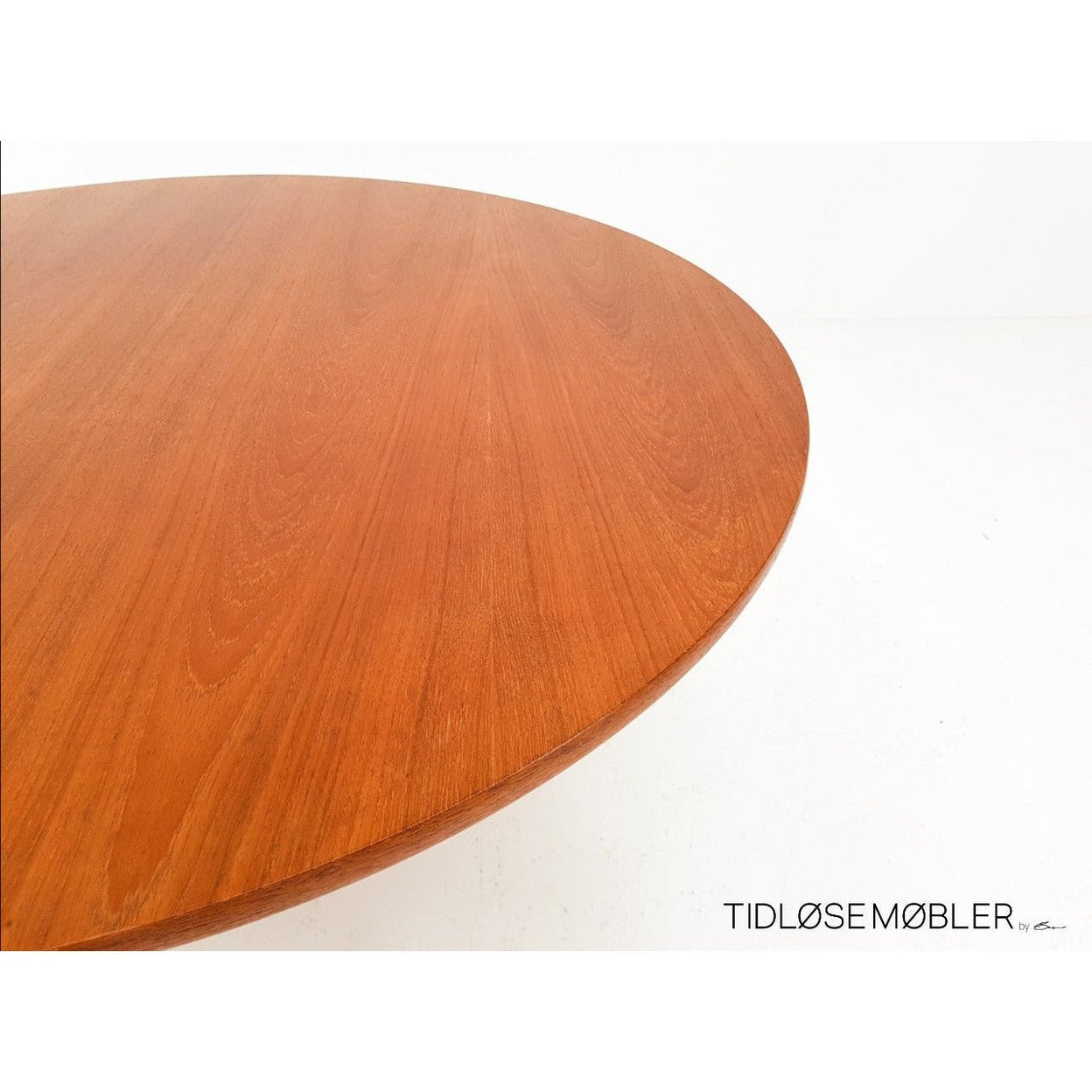 KiL Minimal Center Table in Teak