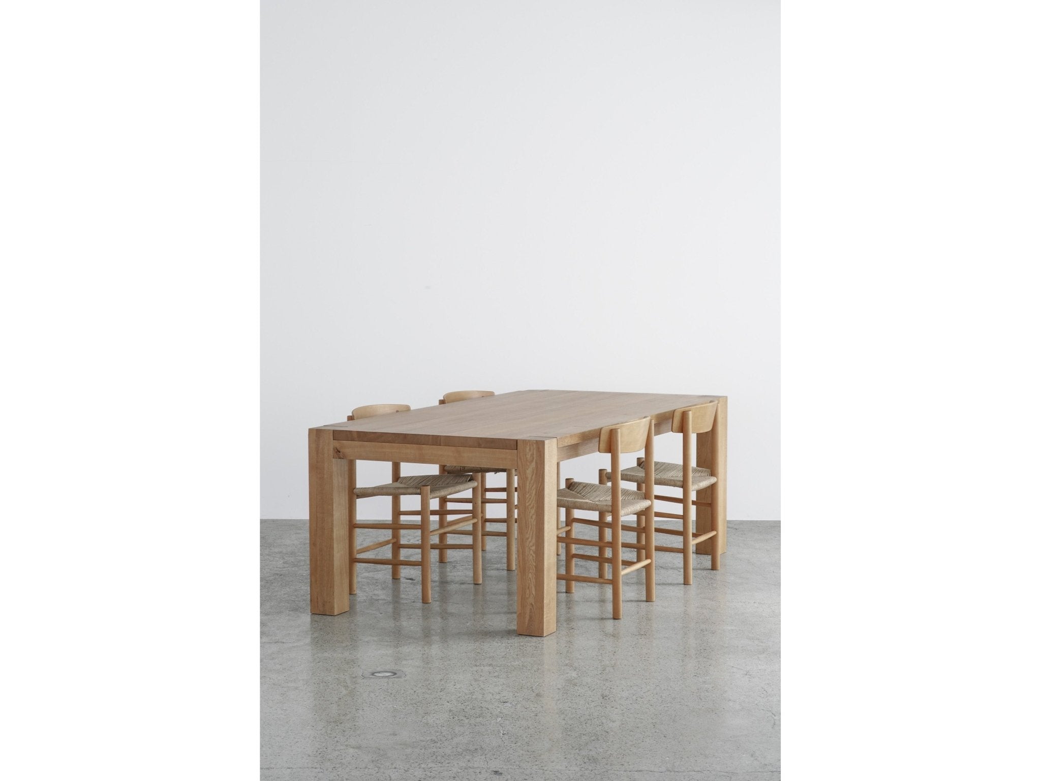 Mesnik Dining Table