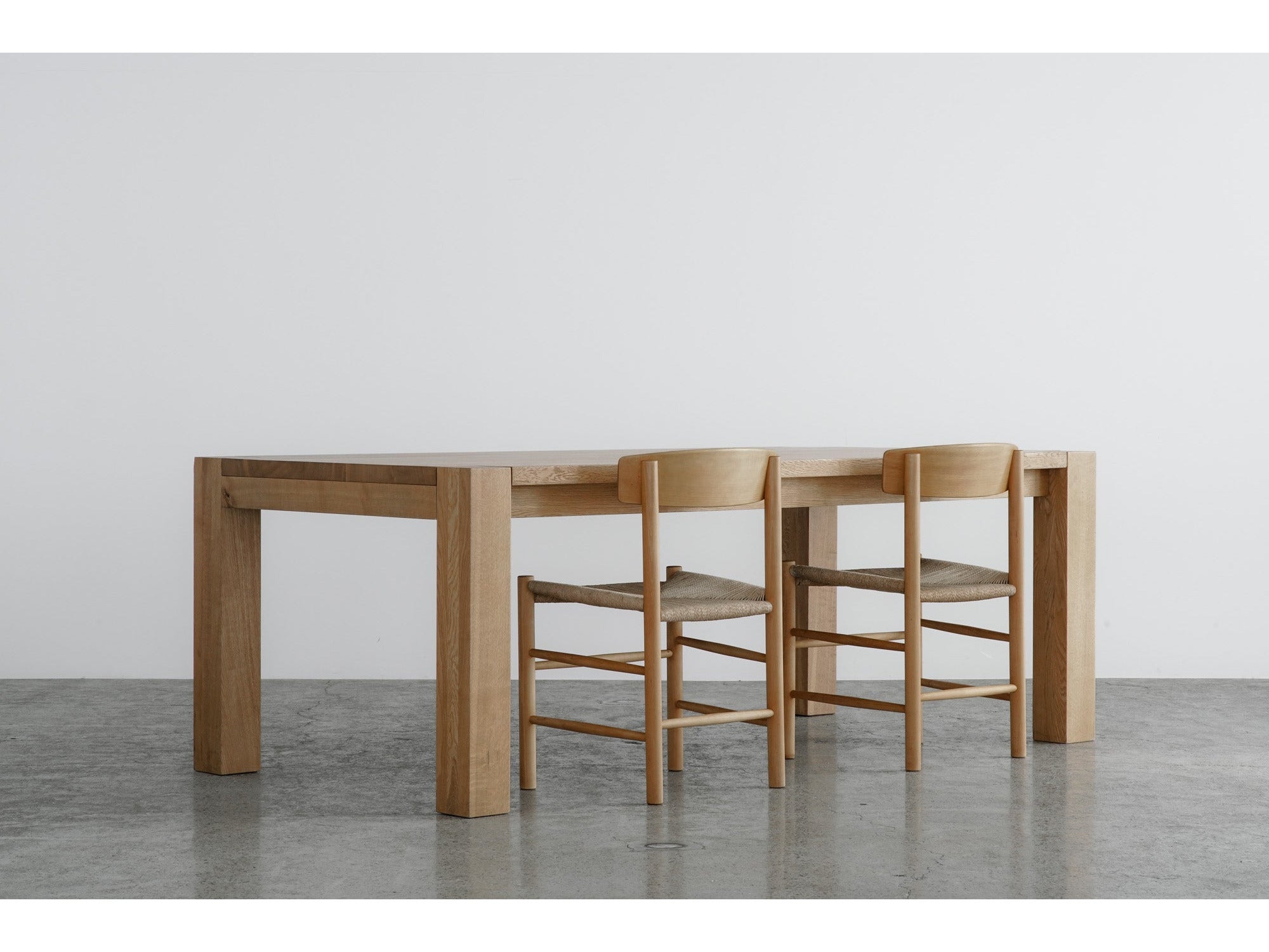 Mesnik Dining Table