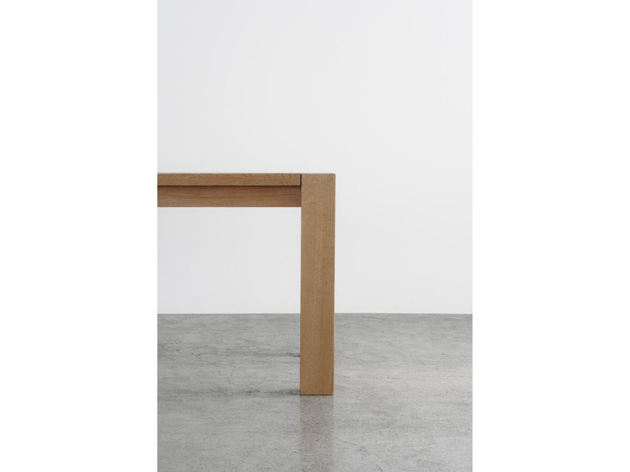 Mesnik Dining Table