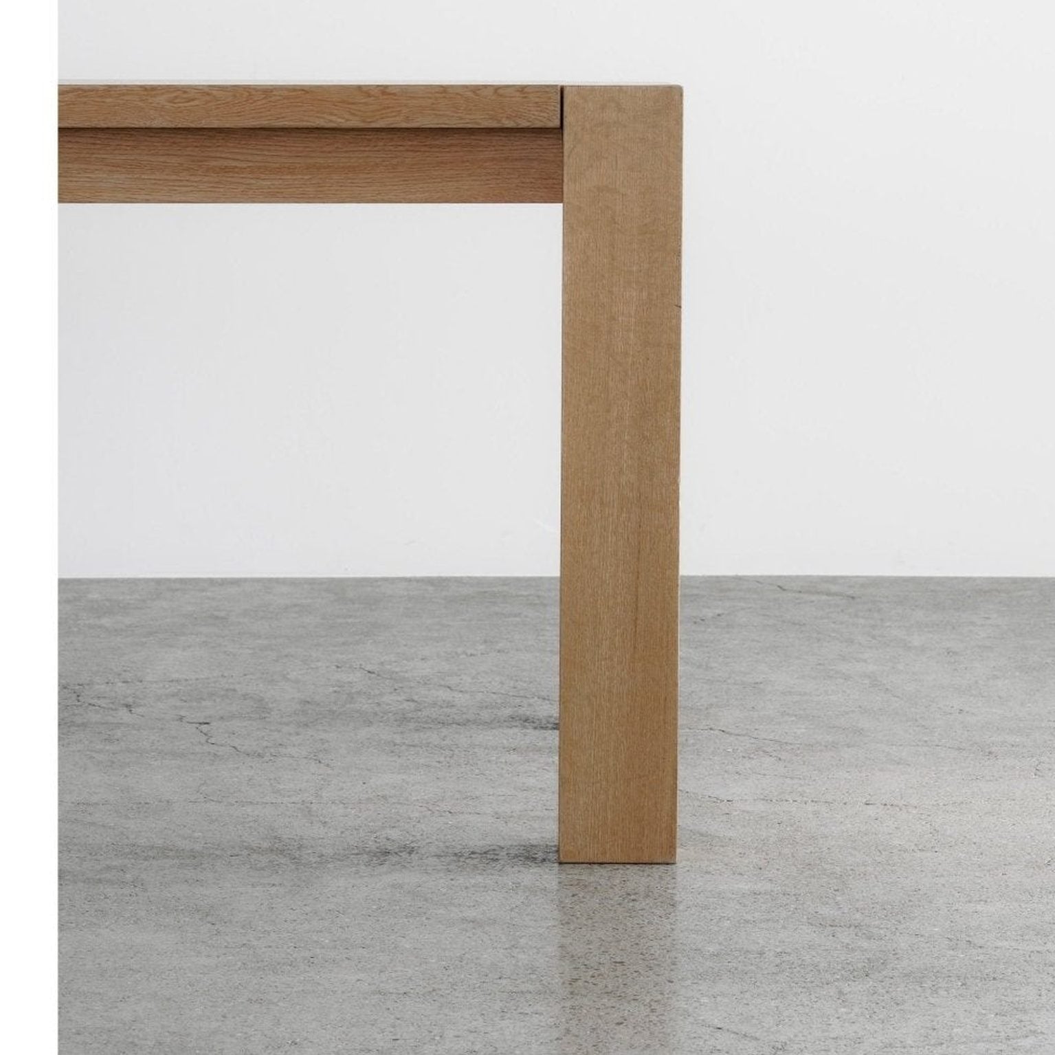 Mesnik Dining Table