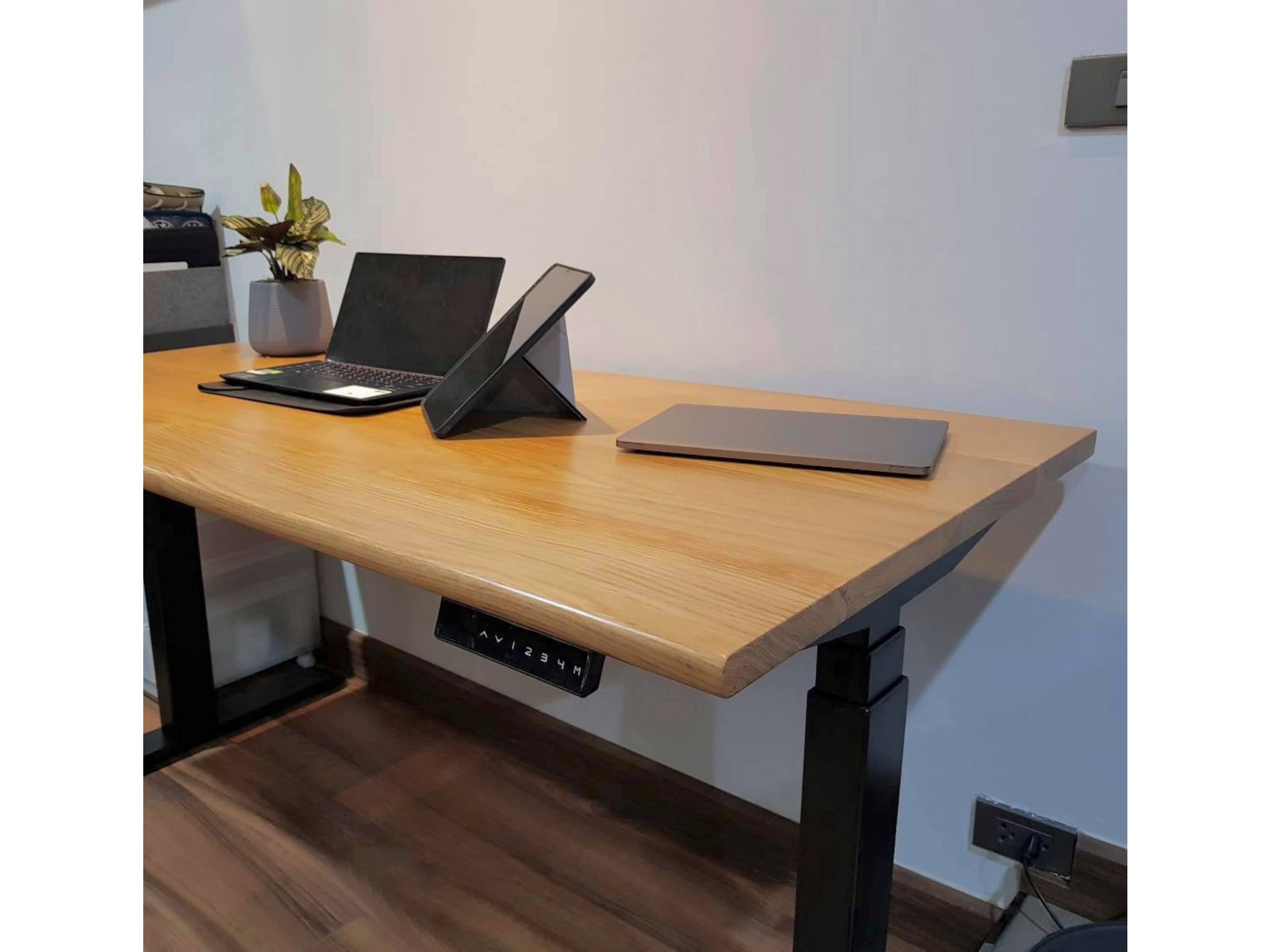 Saturn Standing Desk